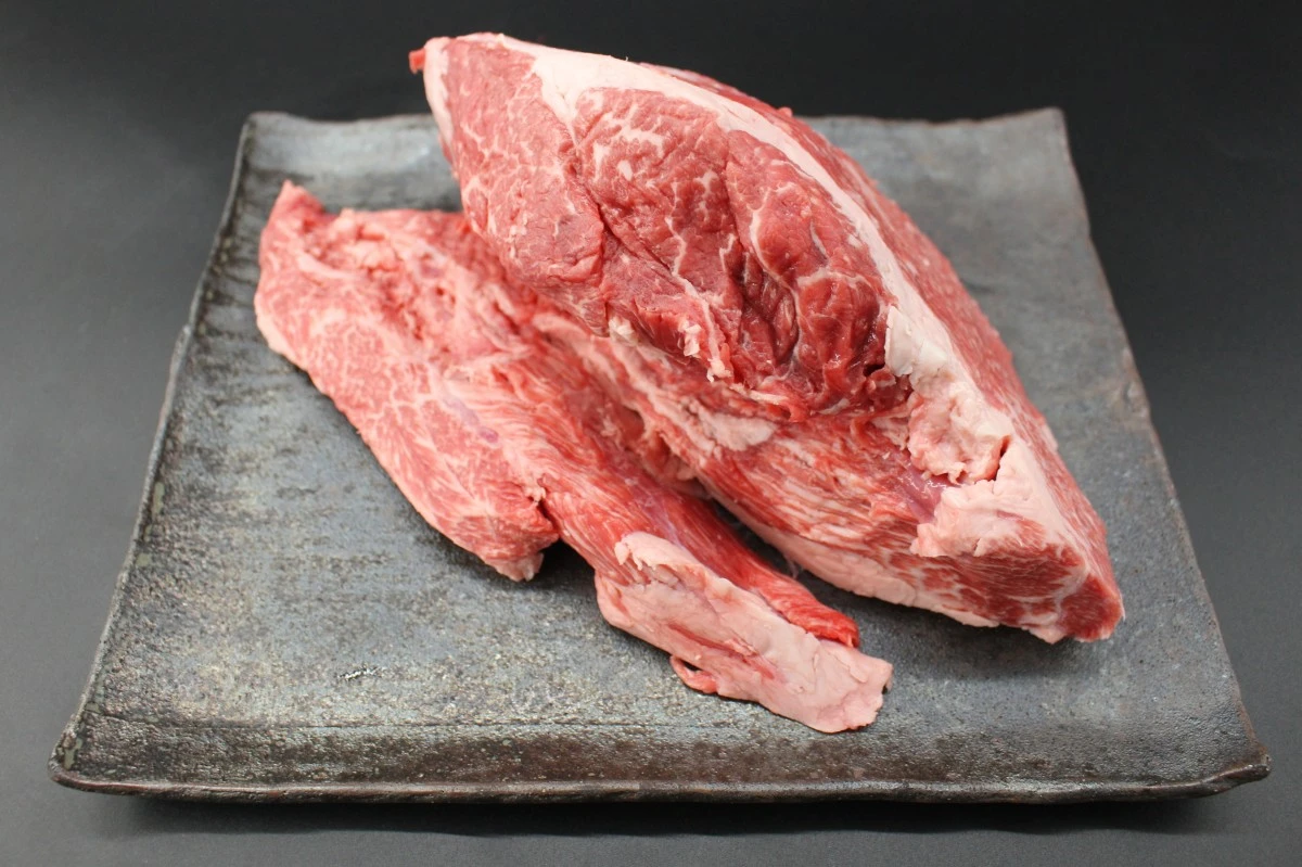 【現品限り】近江牛ニノウデ塊肉1360g【煮込み用】