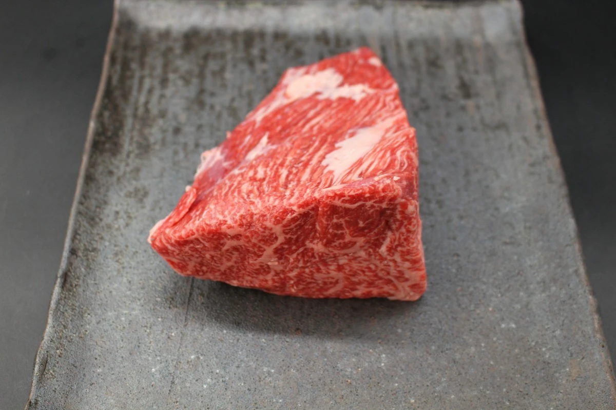 【現品限り】近江牛クラシタ塊肉453g【別名：かたロース】