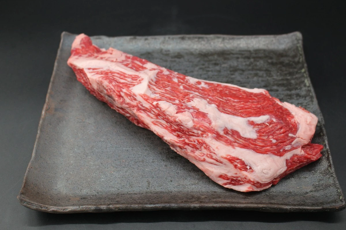 【現品限り】近江牛クラシタ塊肉712g【別名：かたロース】