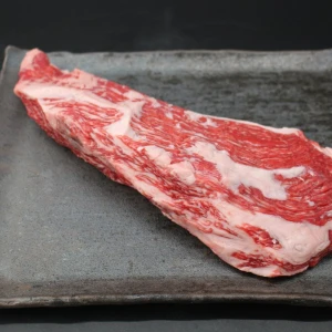【現品限り】近江牛クラシタ塊肉712g【別名：かたロース】