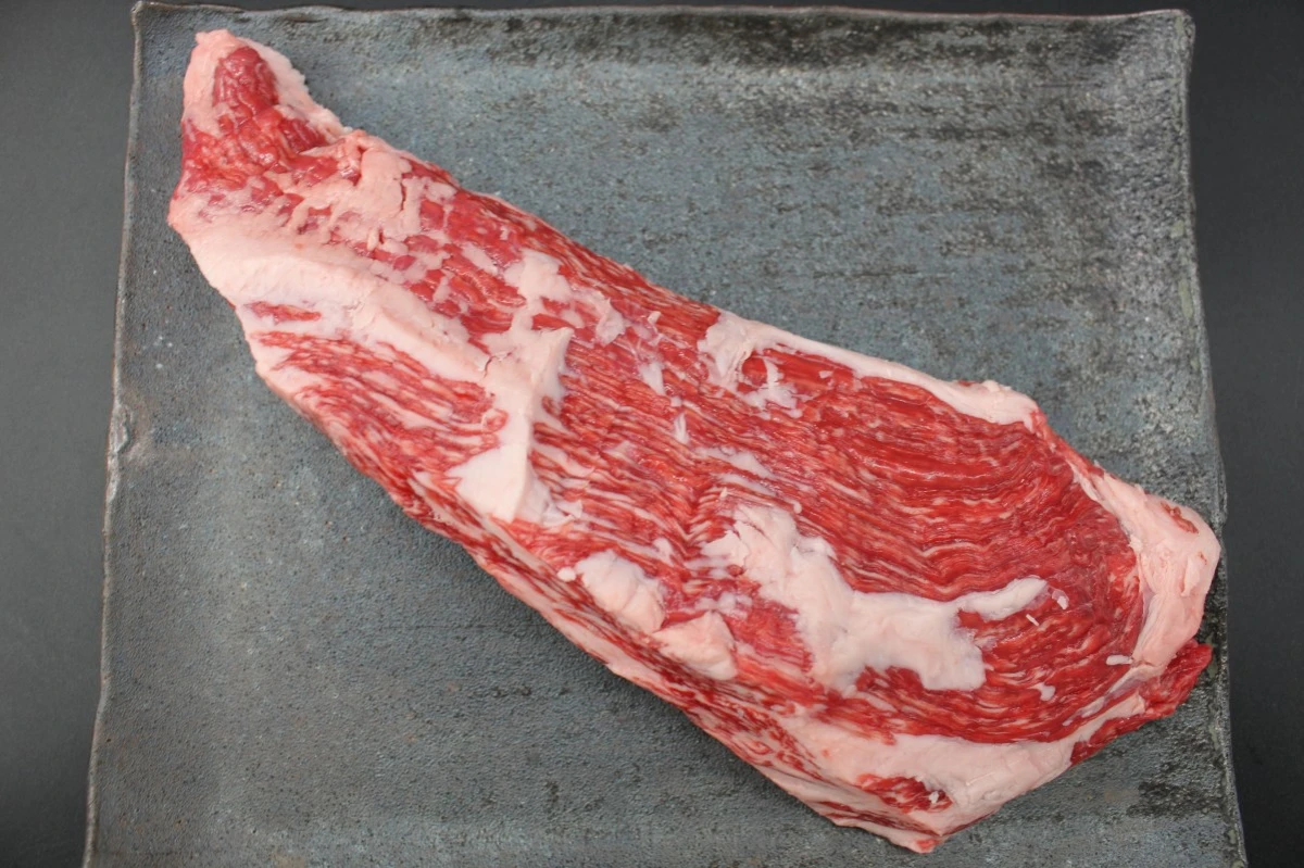 【現品限り】近江牛クラシタ塊肉712g【別名：かたロース】