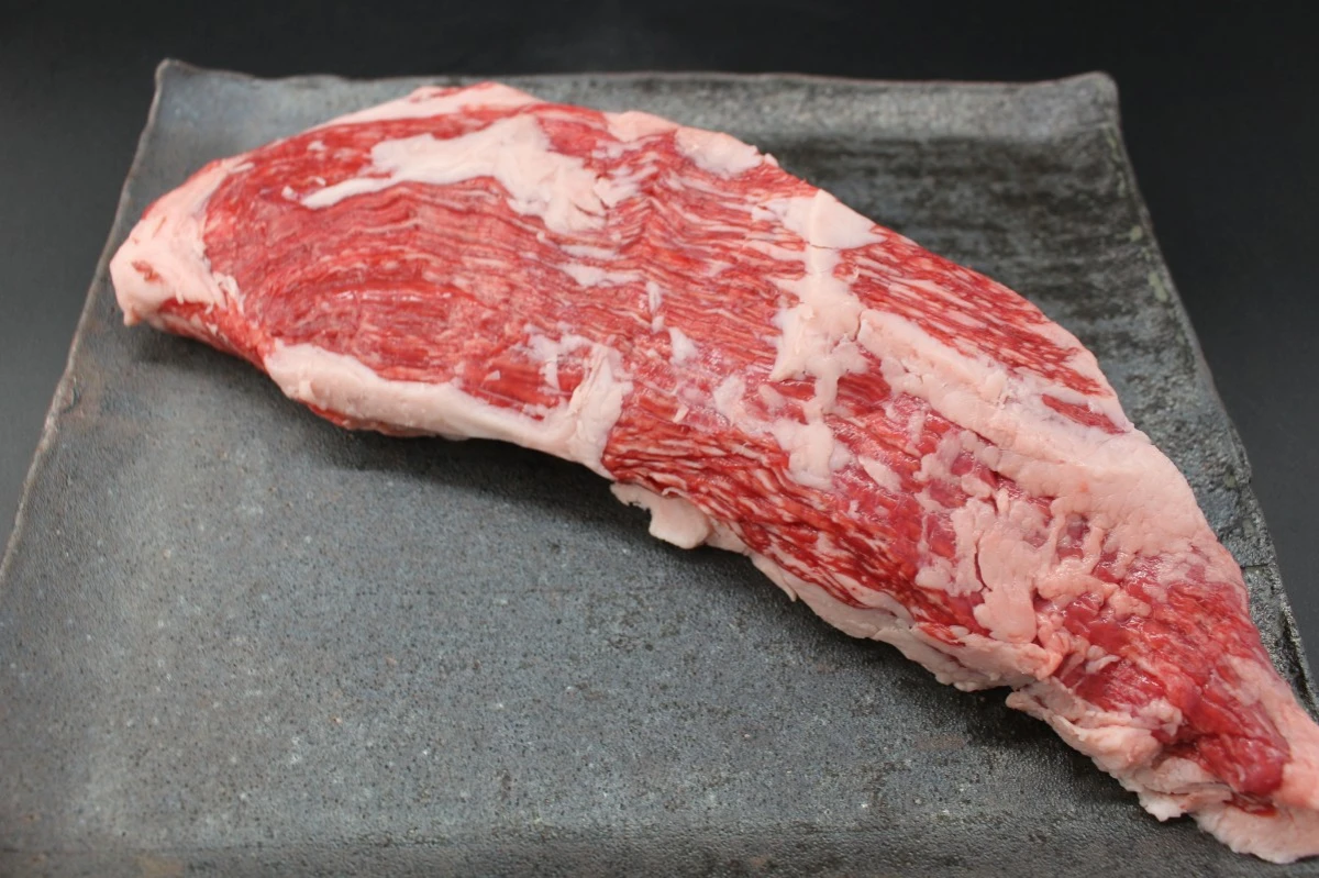 【現品限り】近江牛クラシタ塊肉712g【別名：かたロース】