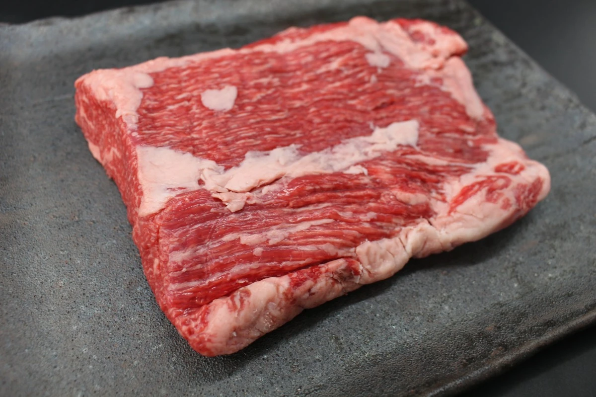 【現品限り】近江牛クラシタ塊肉436g【別名：かたロース】