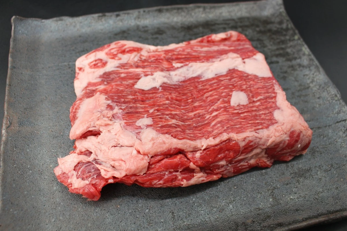 【現品限り】近江牛クラシタ塊肉436g【別名：かたロース】