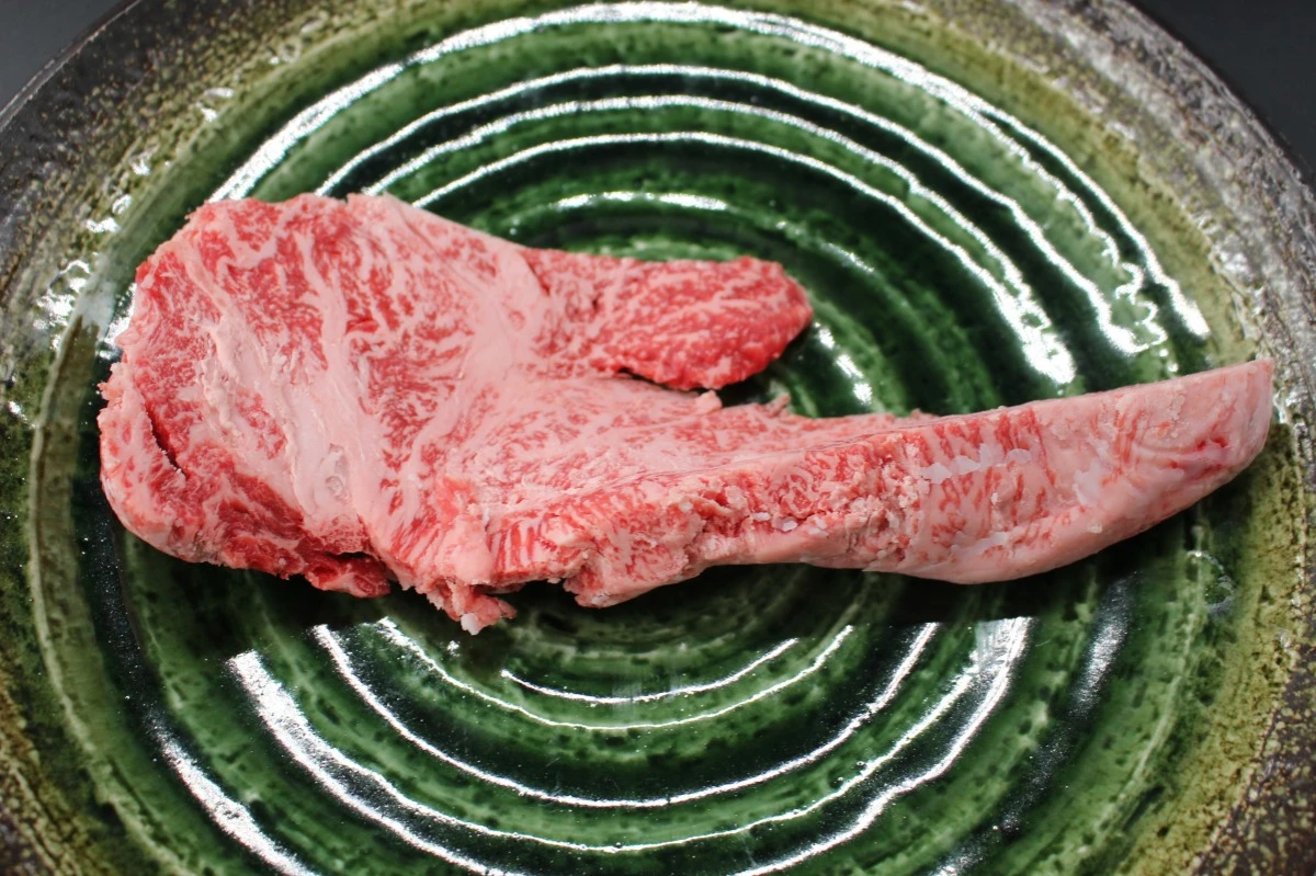 【現品限り】近江牛訳あり塊肉190g※小さめ・一部薄いところあり