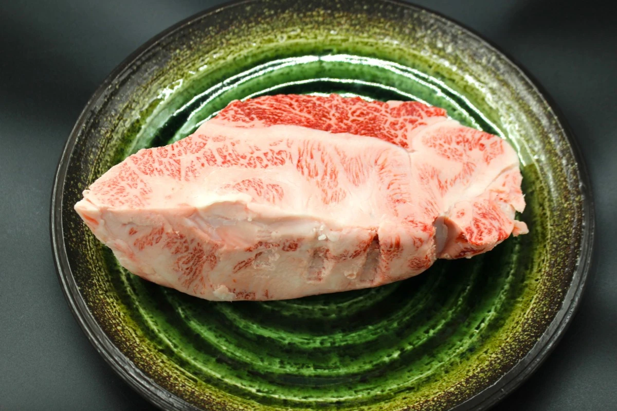 【現品限り】近江牛訳あり塊肉840g【バーベキューにオススメ】