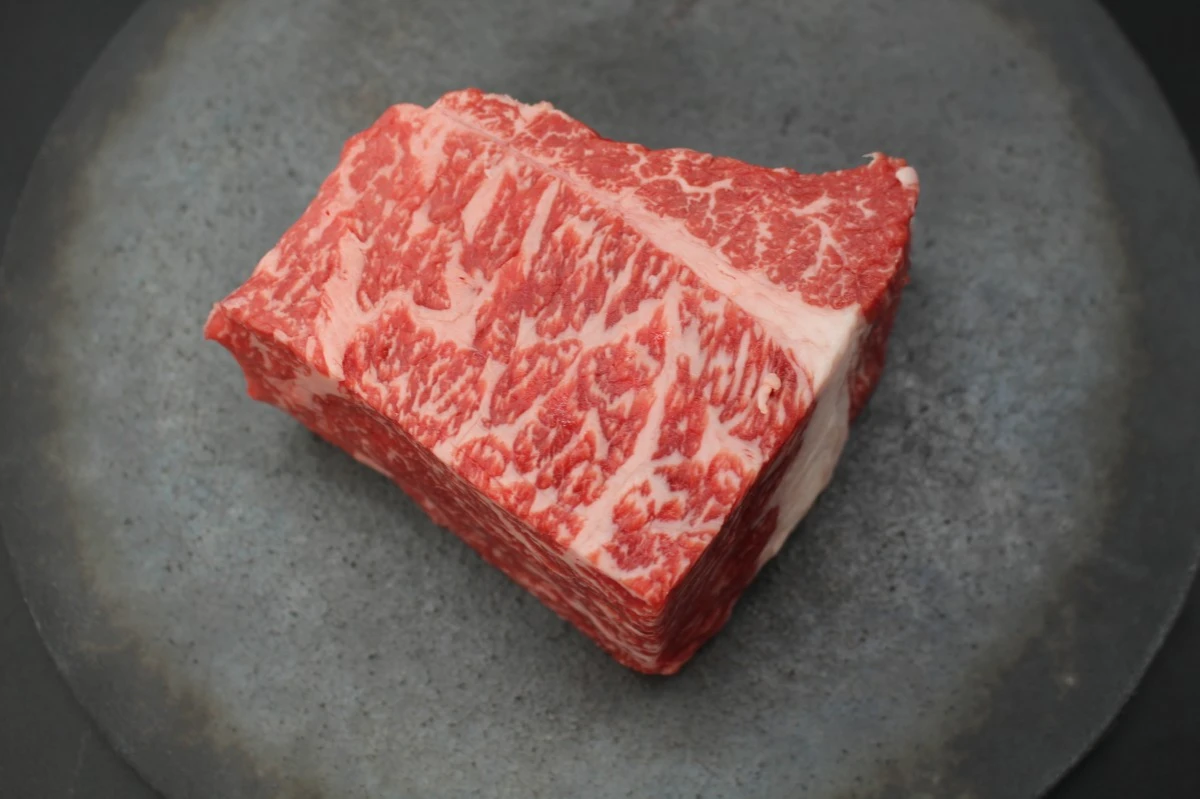 近江牛ナカニク塊肉640g【ローストビーフにオススメ】