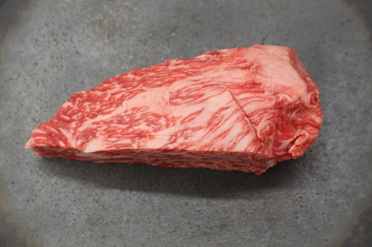 近江牛ナカニク塊肉379g【ローストビーフにオススメ】