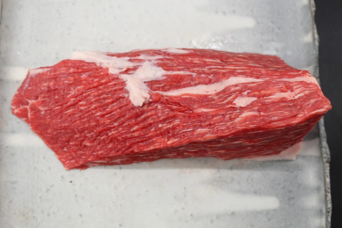 近江牛ナカニク塊肉568g【煮込み料理にオススメ】