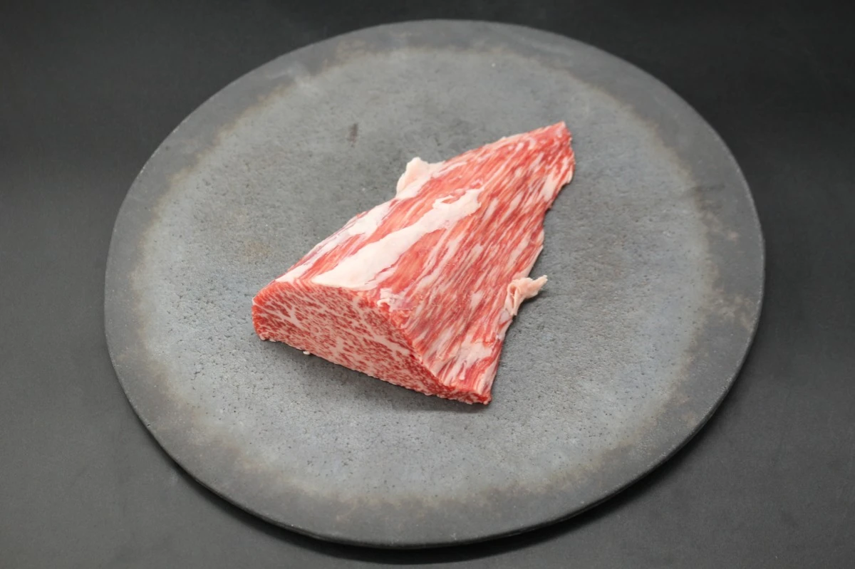 【現品限り】近江牛トモサンカク(ヒウチ)塊肉278g
