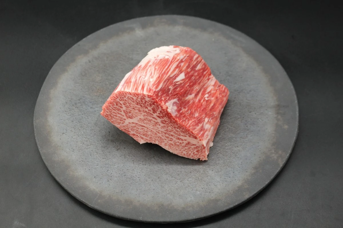 【現品限り】近江牛トモサンカク(ヒウチ)塊肉530g