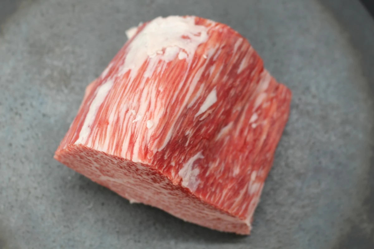 【現品限り】近江牛トモサンカク(ヒウチ)塊肉530g