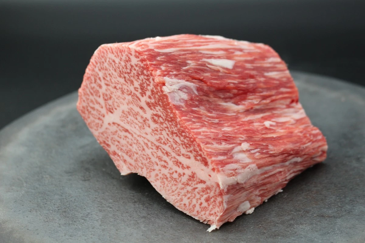 【現品限り】近江牛トモサンカク(ヒウチ)塊肉530g