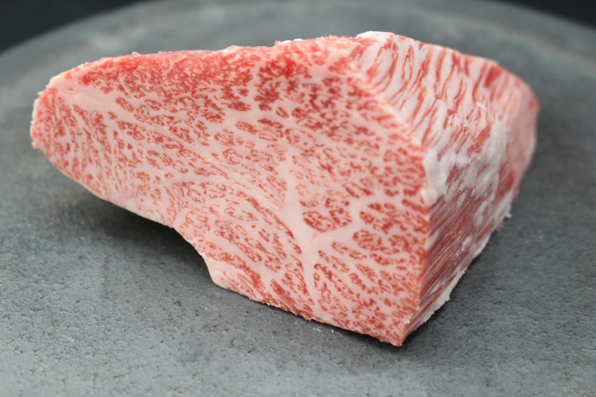 【現品限り】近江牛トモサンカク(ヒウチ)塊肉366g