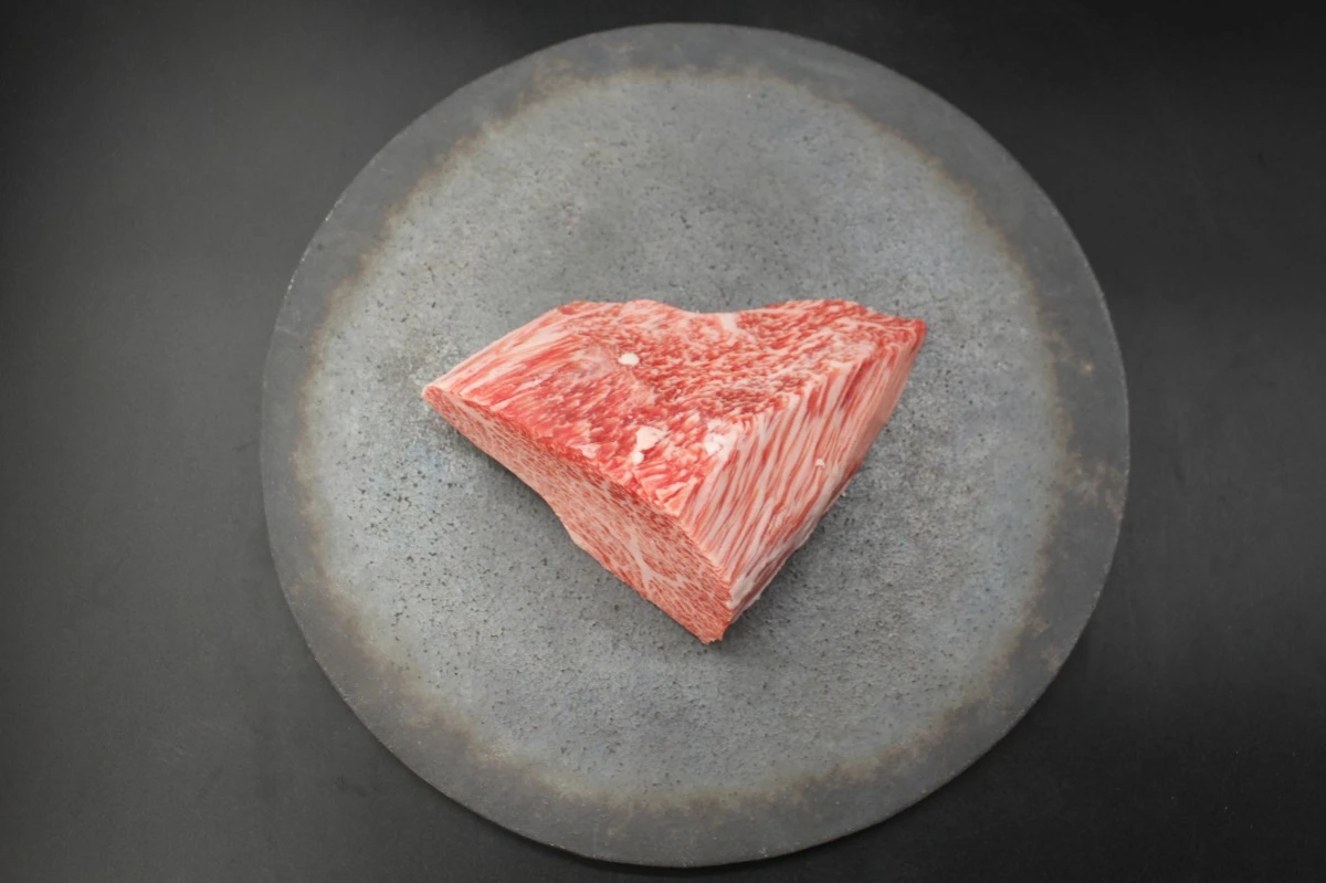 【現品限り】近江牛トモサンカク(ヒウチ)塊肉366g