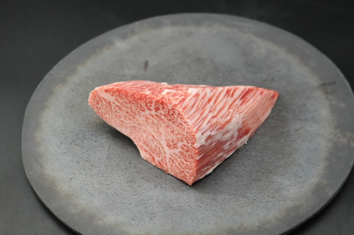 【現品限り】近江牛トモサンカク(ヒウチ)塊肉366g