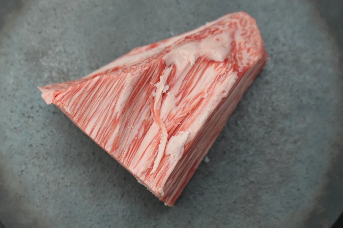 【現品限り】近江牛トモサンカク(ヒウチ)塊肉523g