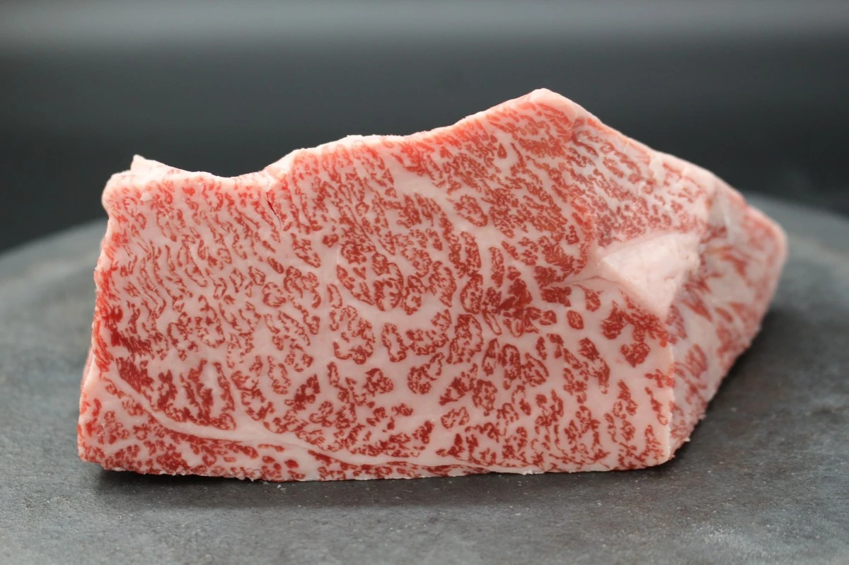 【現品限り】近江牛トモサンカク(ヒウチ)塊肉479g