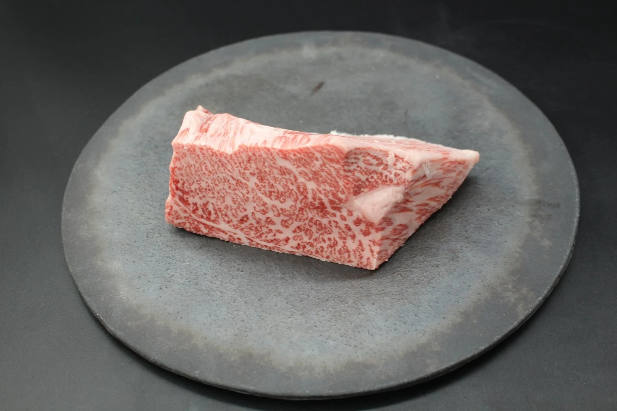 【現品限り】近江牛トモサンカク(ヒウチ)塊肉479g