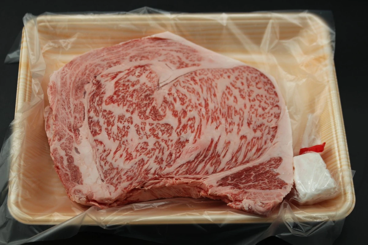 【いい肉の日】近江牛極厚リブロースステーキ677g【通常価格より50％OFF】