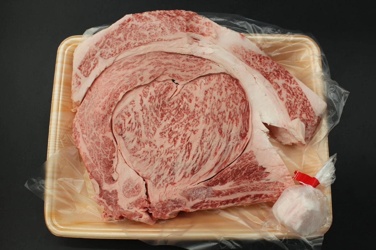 【いい肉の日】近江牛極厚リブロースステーキ865g【通常価格より50％OFF】