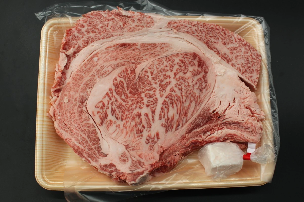 【いい肉の日】近江牛極厚リブロースステーキ845g【通常価格より50％OFF】