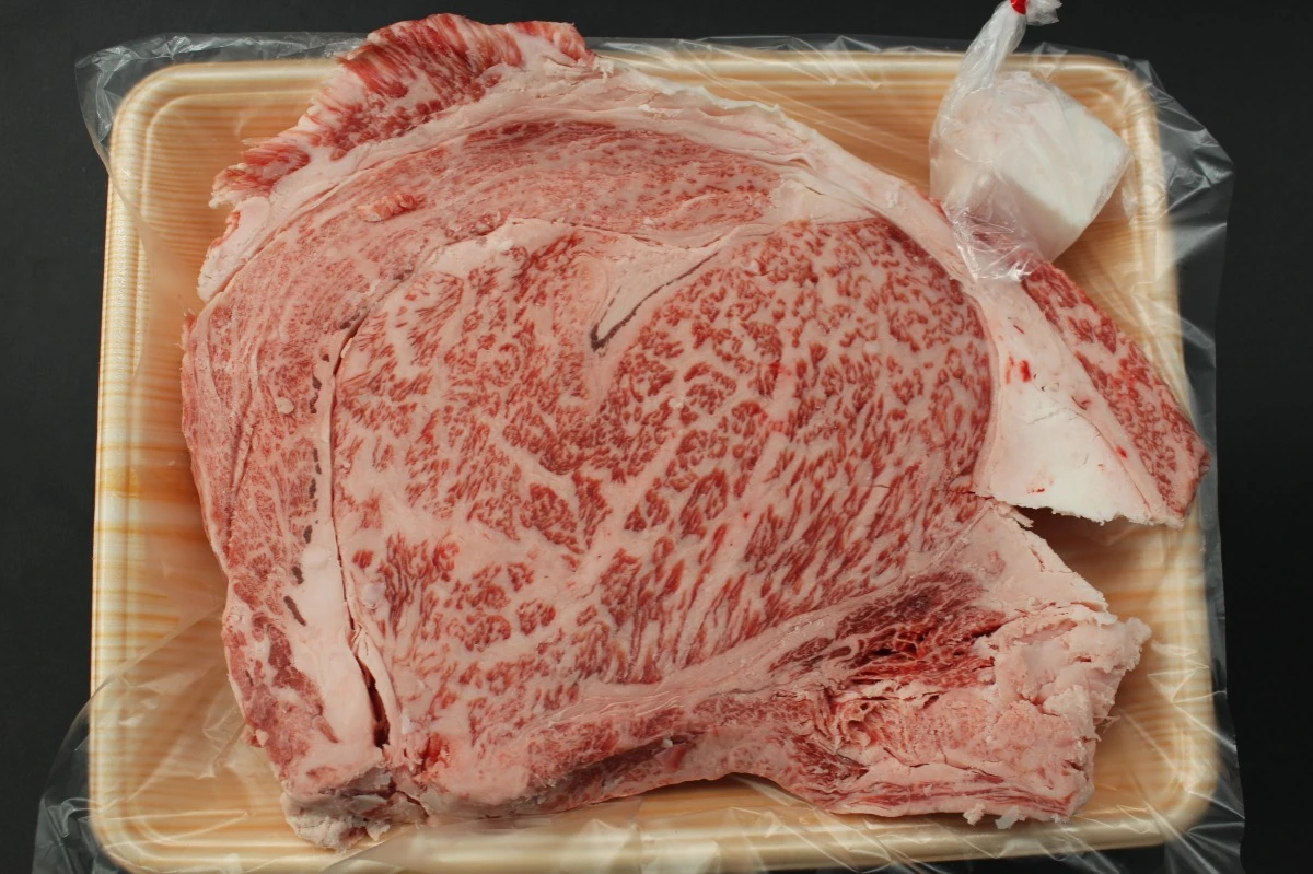 【いい肉の日】近江牛極厚リブロースステーキ815g【通常価格より50％OFF】