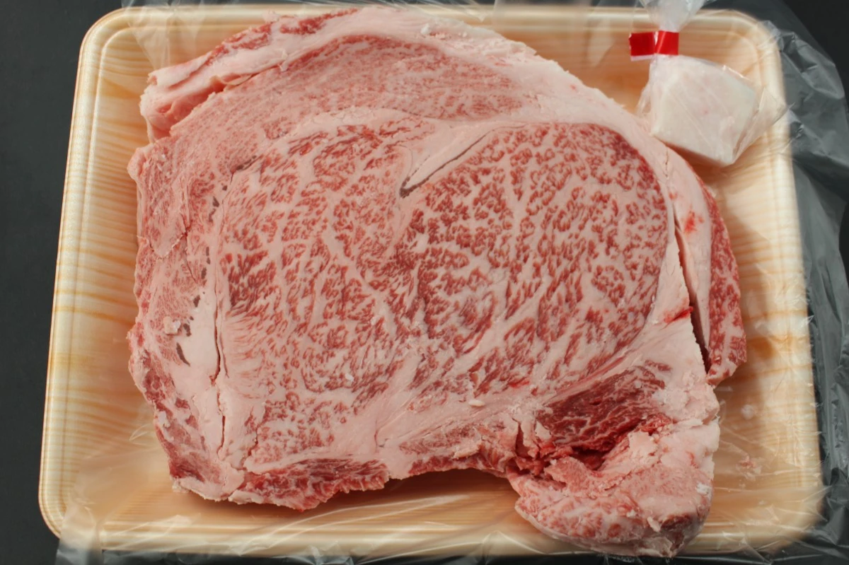 【いい肉の日】近江牛極厚リブロースステーキ734g【通常価格より50％OFF】