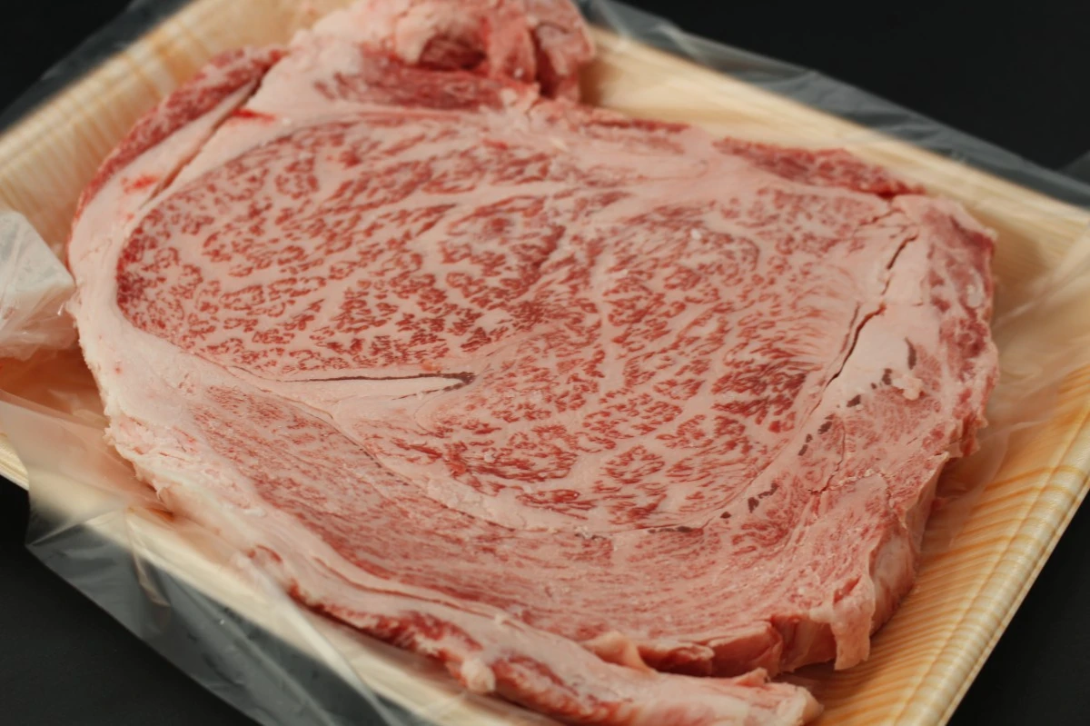 【いい肉の日】近江牛極厚リブロースステーキ734g【通常価格より50％OFF】