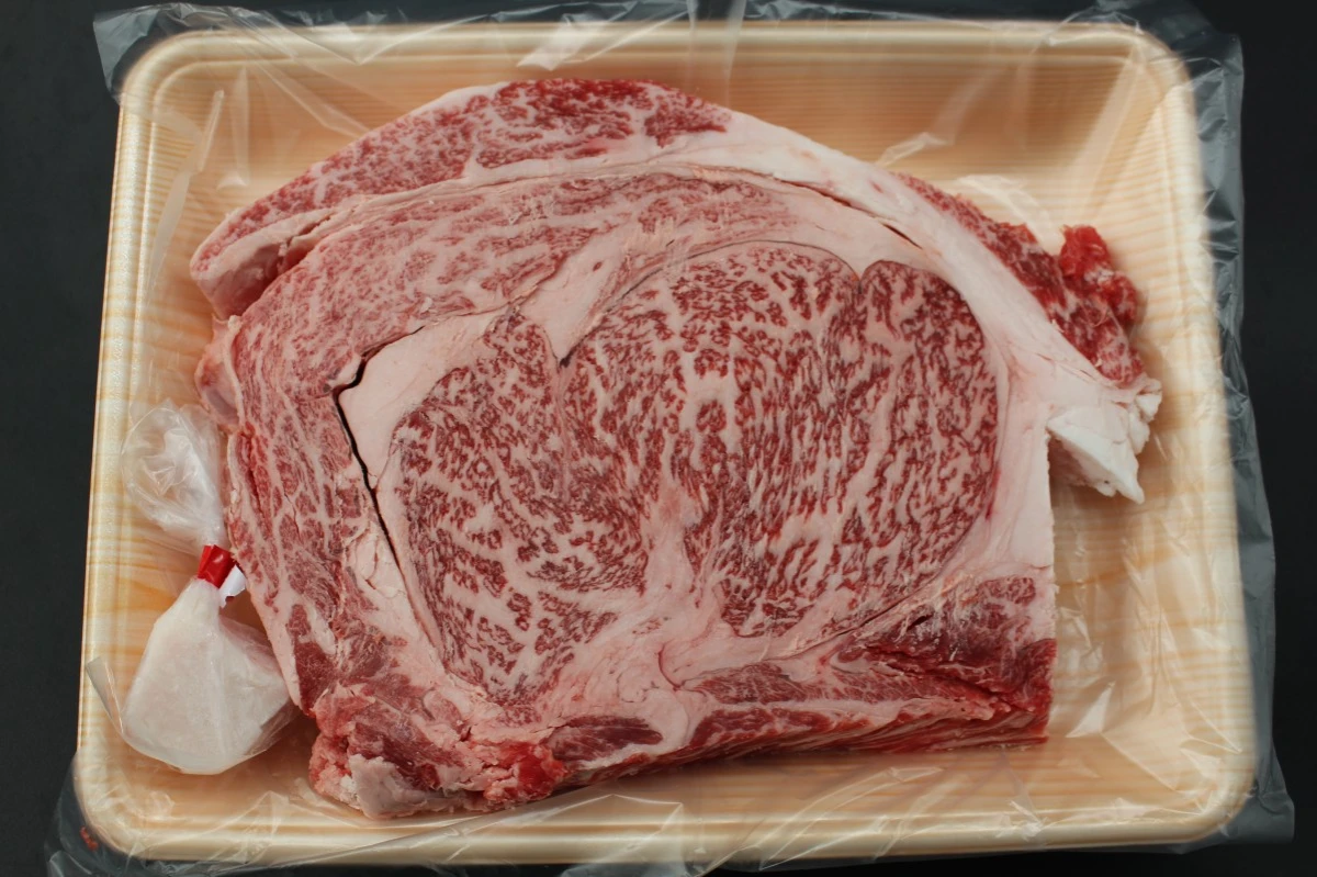 【いい肉の日】近江牛極厚リブロースステーキ700g【通常価格より50％OFF】