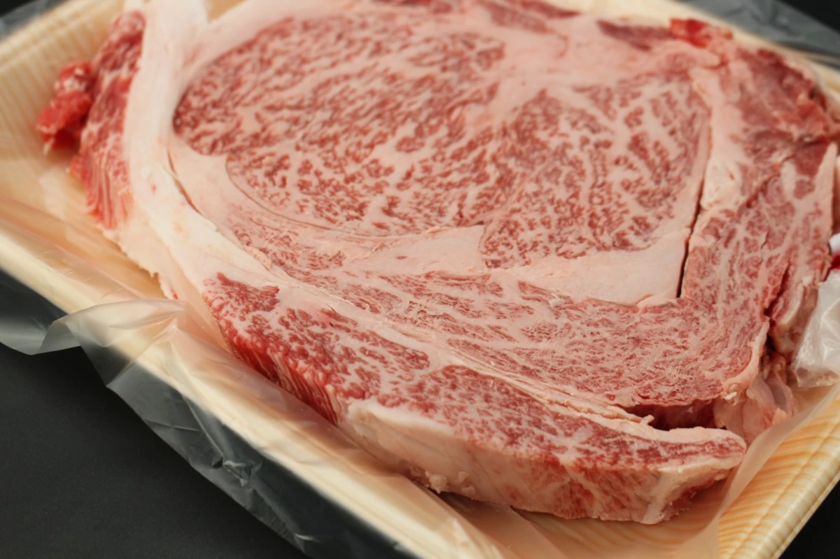 【いい肉の日】近江牛極厚リブロースステーキ700g【通常価格より50％OFF】