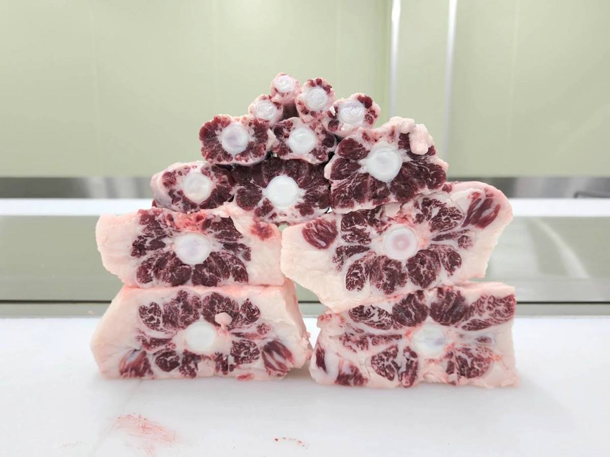 【カットあり】近江牛テールブロック肉1本【約1.5kg〜2.5kg】